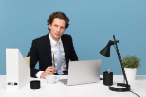 他の人と話してると見てくる男性